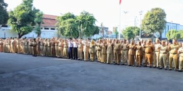ASN Pemkab Kudus saat mengikuti apel pagi. (Nisa Hafizhotus S./Lingkarjateng.id)