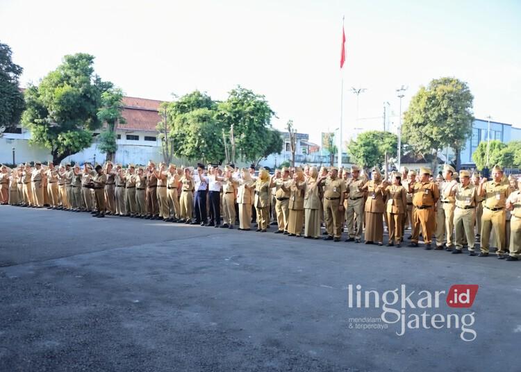 Kudus Terapkan WFH ASN Tiap Jumat, Pegawai Sektor Layanan Publik Tetap WFO 25 ASN Pemkab Kudus saat mengikuti apel pagi. (Nisa Hafizhotus S./Lingkarjateng.id)