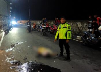 Korban tewas dalam kecelakaan adu banteng di Flyover Ganefo, Desa Kembangarum, Kecamatan Mranggen, Kabupaten Demak pada Rabu, 1 April 2026 malam. (M. Burhanuddin Aslam/Lingkarjateng.id)