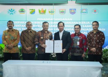 Gubernur Jawa Tengah, Ahmad Luthfi, bersama Menteri Lingkungan Hidup, Hanif Faisol Nurofiq, dan sejumlah kepala daerah Pekalongan Raya menandatangani nota kesepahaman pembentukan aglomerasi sampah di Kantor Kementerian Lingkungan Hidup, Jakarta, Senin, 13 April 2026. (Humas Pemprov Jateng/Lingkarjateng.id)