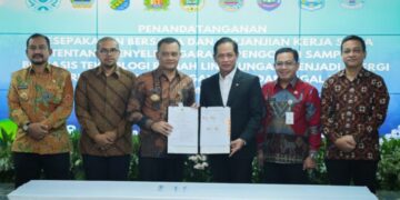 Gubernur Jawa Tengah, Ahmad Luthfi, bersama Menteri Lingkungan Hidup, Hanif Faisol Nurofiq, dan sejumlah kepala daerah Pekalongan Raya menandatangani nota kesepahaman pembentukan aglomerasi sampah di Kantor Kementerian Lingkungan Hidup, Jakarta, Senin, 13 April 2026. (Humas Pemprov Jateng/Lingkarjateng.id)