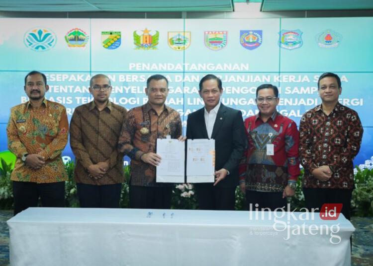 Gubernur Jateng Bentuk Aglomerasi Sampah Pekalongan dan Tegal Raya 25 Gubernur Jawa Tengah, Ahmad Luthfi, bersama Menteri Lingkungan Hidup, Hanif Faisol Nurofiq, dan sejumlah kepala daerah Pekalongan Raya menandatangani nota kesepahaman pembentukan aglomerasi sampah di Kantor Kementerian Lingkungan Hidup, Jakarta, Senin, 13 April 2026. (Humas Pemprov Jateng/Lingkarjateng.id)