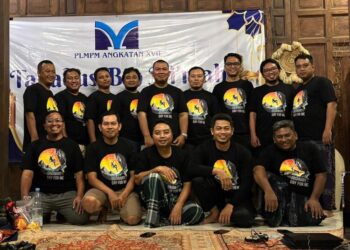 Reuni Hangat Alumni PLMPM Angkatan XVII Gontor, Pererat Silaturahmi di Cakruk Tembi Bantul 25 Alumni Pusat Latihan Manajemen dan Pengembangan Masyarakat (PLMPM) angkatan XVII Pondok Modern Darussalam Gontor berfoto bersama dalam acara reuni di Cakruk Tembi, Bantul, Yogyakarta, pada Sabtu, 11 April 2026. (Lingkarjateng.id)