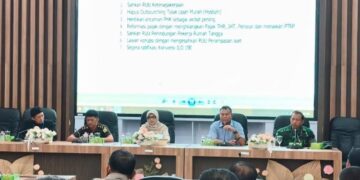 Suasana rapat gabungan jelang peringatan Hari Buruh di Gedung Grahadika Bina Praja Kabupaten Demak pada Selasa, 21 April 2026. (M. Burhanuddin Aslam/Lingkarjateng.id)