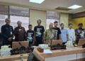 Sekda Jateng, jajaran Komisi A DPRD Jateng, dan perwakilan Aliansi Perjuangan Pemekaran Kabupaten Brebes, berfoto bersama usai audiensi di Kantor DPRD Jateng, Kamis, 30 April 2026. (Rizky Syahrul Al-Fath/Lingkarjateng.id)