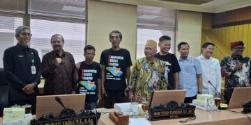 Sekda Jateng, jajaran Komisi A DPRD Jateng, dan perwakilan Aliansi Perjuangan Pemekaran Kabupaten Brebes, berfoto bersama usai audiensi di Kantor DPRD Jateng, Kamis, 30 April 2026. (Rizky Syahrul Al-Fath/Lingkarjateng.id)