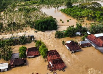 Banjir menggenangi rumah warga imbas jebolnya tanggul Sungai Tuntang di Desa Trimulyo, Kecamatan Guntur, Kabupaten Demak, Jumat, 3 April 2026. (Instagram droneexplore1/Lingkarjateng.id)