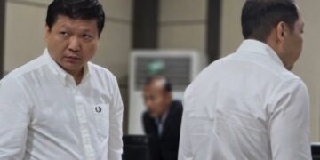 Komisaris Utama PT Sritex Iwan Setiawan Lukminto (kiri) dan Direktur Utama PT Sritex Iwan Kurniawan Lukminto (kanan) saat menjalani sidang di Pengadilan Tipikor Semarang, Senin, 20 April 2026. (Antara/Lingkarjateng.id)