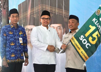 Bupati Batang, M. Faiz Kurniawan, saat melepas jemaah haji di Pendopo Kabupaten Batang, Jumat, 17 April 2026. (Humas Pemkab Batang/Lingkarjateng.id)