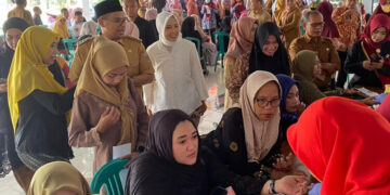 Bupati Batang, M. Faiz Kurniawan, meninjau pelaksanaan layanan cek kesehatan gratis dalam peringatan Hari Kartini di Pendopo Kabupaten Batang, Selasa, 21 April 2026. (Humas Pemkab Batang/Lingkarjateng.id)