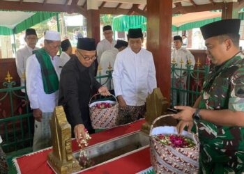 Bupati Batang, M. Faiz Kurniawan, ziarah ke makam bupati pertama Batang, Kanjeng Pangeran Adipati Kyai Raden Mandurorejo, di Makam Mandurorejo, Kecamatan Kaliwungu, Kabupaten Kendal, Senin, 6 April 2026. (Humas Pemkab Batang/Lingkarjateng.id)