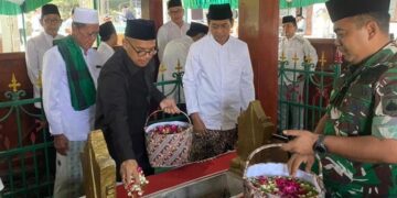 Awali Peringatan HUT ke-60, Bupati Batang Ziarah ke Makam Bupati Pertama 10 Bupati Batang, M. Faiz Kurniawan, ziarah ke makam bupati pertama Batang, Kanjeng Pangeran Adipati Kyai Raden Mandurorejo, di Makam Mandurorejo, Kecamatan Kaliwungu, Kabupaten Kendal, Senin, 6 April 2026. (Humas Pemkab Batang/Lingkarjateng.id)