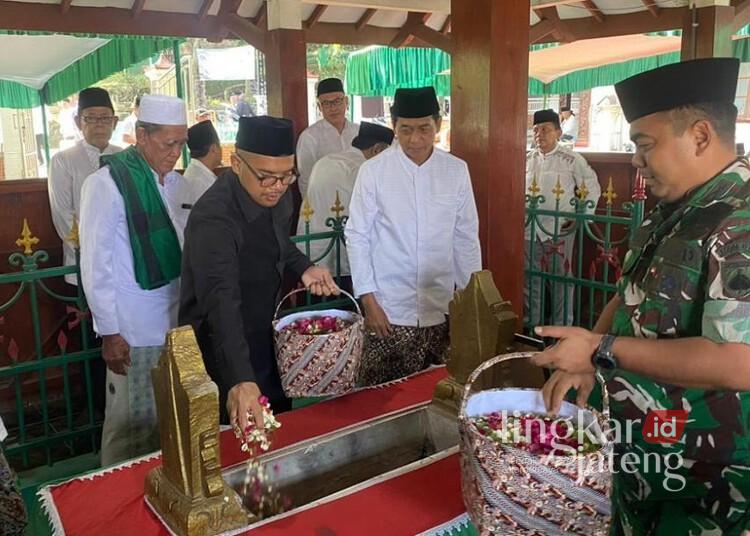 Awali Peringatan HUT ke-60, Bupati Batang Ziarah ke Makam Bupati Pertama 25 Bupati Batang, M. Faiz Kurniawan, ziarah ke makam bupati pertama Batang, Kanjeng Pangeran Adipati Kyai Raden Mandurorejo, di Makam Mandurorejo, Kecamatan Kaliwungu, Kabupaten Kendal, Senin, 6 April 2026. (Humas Pemkab Batang/Lingkarjateng.id)