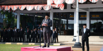 Bupati Batang, M. Faiz Kurniawan, memberi arahan dalam upacara peringatan Hari Otonomi Daerah ke-30 tahun 2026 di halaman Pendopo Kabupaten Batang, Senin, 27 April 2026. (Humas Pemkab Batang/Lingkarjateng.id)