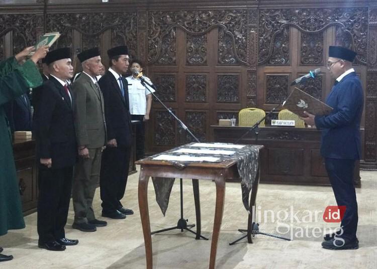 Bupati Batang Lantik 2 Kepala Dinas dan Inspektur Daerah 25 Bupati Batang, M. Faiz Kurniawan, melantik tiga pejabat Pimpinan Tinggi Pratama di Aula Kantor Bupati Batang, Rabu, 1 April 2026. (Humas Pemkab Batang/Lingkarjateng.id)