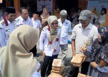 Bupati Demak, Eisti'anah, saat hadi dalam kegiatan "Demang Ngantor Deso" di Desa Sumberejo, Kecamatan Mranggen, Kabupaten Demak, Rabu, 15 April 2026. (M. Burhanuddin Aslam/Lingkarjateng.id)