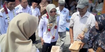 Bupati Demak, Eisti'anah, saat hadi dalam kegiatan "Demang Ngantor Deso" di Desa Sumberejo, Kecamatan Mranggen, Kabupaten Demak, Rabu, 15 April 2026. (M. Burhanuddin Aslam/Lingkarjateng.id)