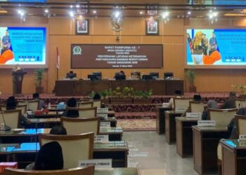 Suasana rapat paripurna ke-7 masa sidang I tahun 2026 dengan agenda penyerahan Laporan Keterangan Pertanggungjawaban (LKPJ) Bupati Demak Tahun Anggaran 2025 di ruang rapat paripurna DPRD setempat, Selasa, 31 Maret 2026. (M. Burhanuddin Aslam/Lingkarjateng.id)