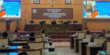 Suasana rapat paripurna ke-7 masa sidang I tahun 2026 dengan agenda penyerahan Laporan Keterangan Pertanggungjawaban (LKPJ) Bupati Demak Tahun Anggaran 2025 di ruang rapat paripurna DPRD setempat, Selasa, 31 Maret 2026. (M. Burhanuddin Aslam/Lingkarjateng.id)