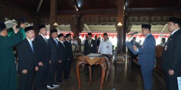 Bupati Jepara, Witiarso Utomo, saat melantik pimpinan BAZNAS Jepara periode 2026-2031 di Pendopo R.A. Kartini pada Senin, 27 April 2026. (Tomi Budianto/Lingkarjateng.id)