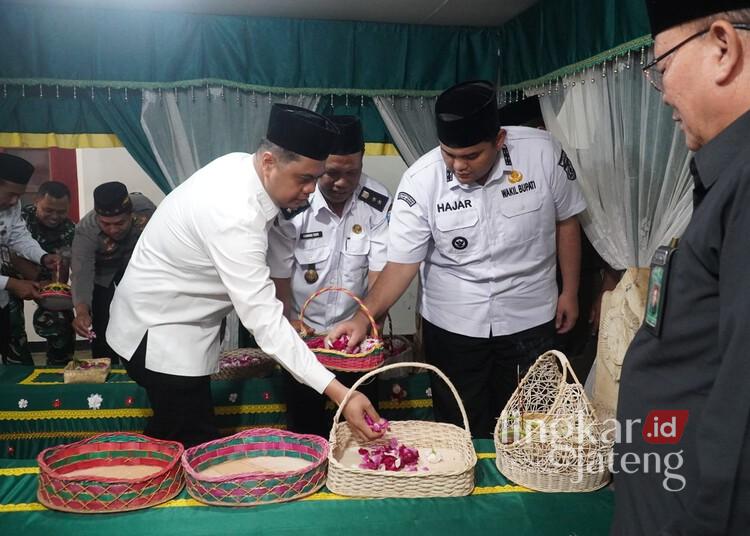 Awali Peringatan HUT ke-477 Jepara, Bupati Wiwit Ziarah ke Makam Leluhur 25 Bupati Jepara Witiarso Utomo didampingi Wakil Bupati M. Ibnu Hajar serta jajaran Forkopimda saat berziarah ke makam-makam para leluhur Jepara, Rabu, 8 April 2026. (Tomi Budianto/Lingkarjateng.id)