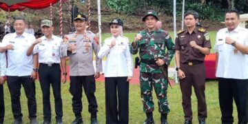 Bupati Kendal, Dyah Kartika Permanasari (tengah), dalam acata pembukaan kegiatan TNI Manunggal Membangun Desa (TMMD) Sengkuyung di Desa Bringinsari, Kecamatan Sukorejo pada Rabu, 22 April 2026. (Anik Kustiani/Lingkarjateng.id)