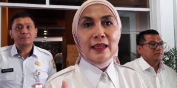 Bupati Kendal, Dyah Kartika Permanasari, memberikan keterangan kepada awak media pada Kamis, 2 April 2026. (Anik Kustiani/Lingkarjateng.id)