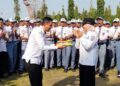 Tim seleksi, jajaran Bakesbangpol dan peserta seleksi calon apaskibraka memberikan kejutan ulang tahun kepada Bupati Kendal Dyah Kartika Permatasari di sela-sela pembukaan seleksi kesehatan dan parade di Stadion Utama Kebondalem Kendal, Rabu, 8 April 2026. (Anik Kustiani/Lingkarjateng.id)