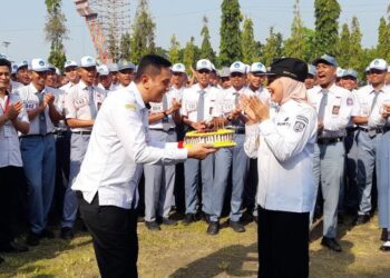 Tim seleksi, jajaran Bakesbangpol dan peserta seleksi calon apaskibraka memberikan kejutan ulang tahun kepada Bupati Kendal Dyah Kartika Permatasari di sela-sela pembukaan seleksi kesehatan dan parade di Stadion Utama Kebondalem Kendal, Rabu, 8 April 2026. (Anik Kustiani/Lingkarjateng.id)