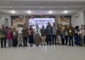 Bupati Kendal, Dyah Kartika Permanasari, berfoto bersama pengurus Kagama Kendal di Aula DPUPR Kendal, Minggu, 19 April 2026. (Anik Kustiani/Lingkarjateng.id)