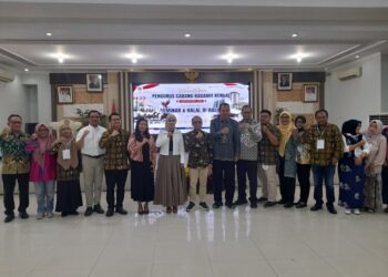 Bupati Kendal, Dyah Kartika Permanasari, berfoto bersama pengurus Kagama Kendal di Aula DPUPR Kendal, Minggu, 19 April 2026. (Anik Kustiani/Lingkarjateng.id)