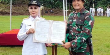 Bupati Kendal, Dyah Kartika Permanasari, bersama Dandim 0715/Kendal, Letkol Inf Bagus Setyawan, menunjukkan berita acara pembukaan TMMD Sengkuyung tahap II di Lapangan Desa Bringinsari, Kecamatan Sukorejo, Rabu 22 April 2026. (Anik Kustiani/Lingkarjateng.id)