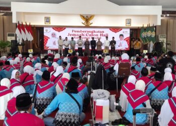 Lepas Calon Jemaah Haji, Bupati Tika Titip Doa Kemakmuran Kendal