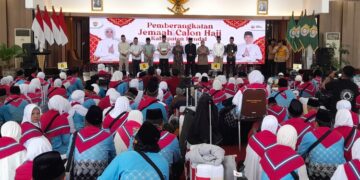 Bupati Kendal, Dyah Kartika Permanasari, melepas calon jemaah haji di Pendopo Tumenggung Bahurekso, Minggu, 26 April 2026. (Anik Kustiani/Lingkarjateng.id)