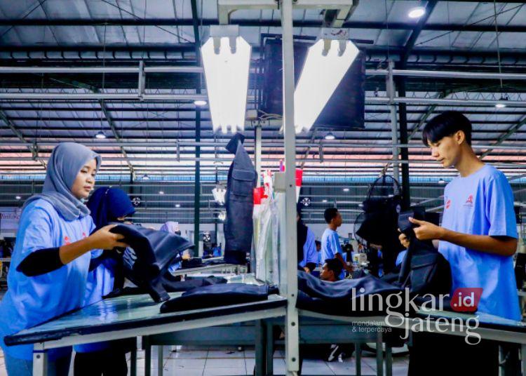 Nilai Ekspor Jateng Anjlok Imbas Konflik AS-Iran 25 Kesibukan karyawan industri tekstil di Jawa Tengah. (Humas Pemprov Jateng/Lingkarjateng.id)