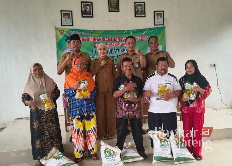 Camat Patean Kendal Sebut Bantuan Pangan Ringankan Kebutuhan Warga Pasca Idulfitri 25 Bupati Kendal Dyah Kartika Permanasari didampingi Camat Patean Muh Syamsudluha Tantomi dan jajaran menyerahkan bantuan pangan kepada warga Desa Plososari dan 1.443 KPM di Desa Sidokumpul, Kecamatan Patean pada Senin, 6 April 2026. (dok for Lingkarjateng.id)
