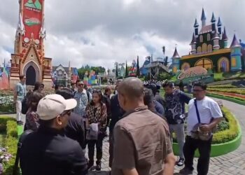 Komisi C DPRD Kabupaten Semarang saat melakukan sidak di kawasan wisata Celosia Flower Garden di Kecamatan Bandungan, Kabupaten Semarang, Jumat, 24 April 2026. (Hesty Imaniar/Lingkarjateng.id)