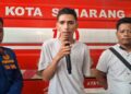 Pelaku prank laporan kebakaran fiktif, Bonefentura Soa alias Fenan, menyampaikan permohonan maaf ke Kantor Damkar Kota Semarang, Sabtu, 25 April 2026. (Syahril Muadz/Lingkarjateng.id)