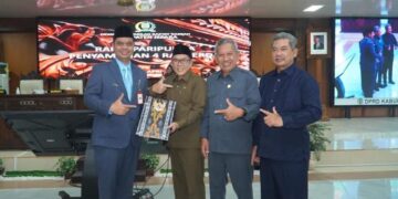 Bupati Jepara Witiarso Utomo (kiri) bersama pimpinan DPRD serah terima draf raperda dalam Rapat Paripurna di Graha Paripurna pada Senin, 27 April 2026. (Tomi Budianto/Lingkarjateng.id)