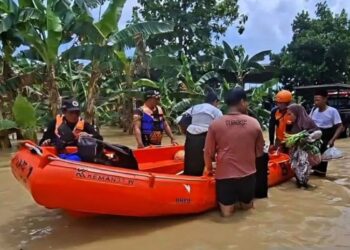 Badan Nasional Penanggulangan Bencana (BNPB) saat mengevakuasi warga terdampak banjir di Demak, Sabtu, 4 April 2026. (Antara)