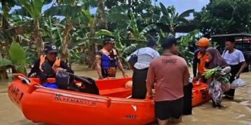 Badan Nasional Penanggulangan Bencana (BNPB) saat mengevakuasi warga terdampak banjir di Demak, Sabtu, 4 April 2026. (Antara)