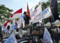 Ratusan Buruh Demo di Kantor DPRD Jateng, Tuntut Pengesahan UU Ketenagakerjaan Baru 32 Perwakilan buruh melakukan orasi saat demonstrasi di depan Kantor DPRD Jawa Tengah, Kota Semarang, Kamis, 16 April 2026. (Rizky Syahrul Al-Fath/Lingkarjateng.id)