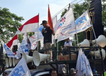 Ratusan Buruh Demo di Kantor DPRD Jateng, Tuntut Pengesahan UU Ketenagakerjaan Baru