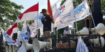 Ratusan Buruh Demo di Kantor DPRD Jateng, Tuntut Pengesahan UU Ketenagakerjaan Baru 16 Perwakilan buruh melakukan orasi saat demonstrasi di depan Kantor DPRD Jawa Tengah, Kota Semarang, Kamis, 16 April 2026. (Rizky Syahrul Al-Fath/Lingkarjateng.id)