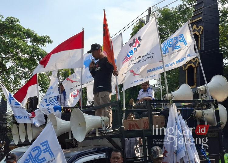 Ratusan Buruh Demo di Kantor DPRD Jateng, Tuntut Pengesahan UU Ketenagakerjaan Baru 25 Perwakilan buruh melakukan orasi saat demonstrasi di depan Kantor DPRD Jawa Tengah, Kota Semarang, Kamis, 16 April 2026. (Rizky Syahrul Al-Fath/Lingkarjateng.id)
