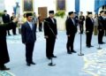 Presiden RI Prabowo Subianto melantik sejumlah jabatan strategis dalam reshuffle kabiner Senin (27/4) sore ini di Istana Negara Jakarta. Foto : Tangkapan layar youtube Biro Media Setpres RI