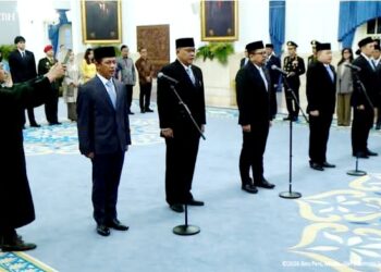Presiden RI Prabowo Subianto melantik sejumlah jabatan strategis dalam reshuffle kabiner Senin (27/4) sore ini di Istana Negara Jakarta. Foto : Tangkapan layar youtube Biro Media Setpres RI