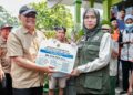 Tangani Dampak Banjir Demak, Gubernur Jateng Salurkan Bantuan Rp236 Juta 27 Gubernur Jawa Tengah, Ahmad Luthfi, menyalurkan bantuan penanganan banjir kepada Bupati Demak, Eisti'anah, Sabtu, 4 April 2026. (M. Burhanuddin Aslam/Lingkarjateng.id)