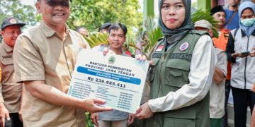 Tangani Dampak Banjir Demak, Gubernur Jateng Salurkan Bantuan Rp236 Juta 10 Gubernur Jawa Tengah, Ahmad Luthfi, menyalurkan bantuan penanganan banjir kepada Bupati Demak, Eisti'anah, Sabtu, 4 April 2026. (M. Burhanuddin Aslam/Lingkarjateng.id)