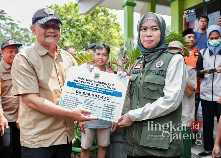 Tangani Dampak Banjir Demak, Gubernur Jateng Salurkan Bantuan Rp236 Juta 25 Gubernur Jawa Tengah, Ahmad Luthfi, menyalurkan bantuan penanganan banjir kepada Bupati Demak, Eisti'anah, Sabtu, 4 April 2026. (M. Burhanuddin Aslam/Lingkarjateng.id)